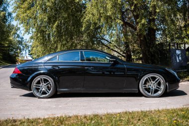 Riga, Letonya - 14.05.2023: siyah Mercedes Benz CLS 320 AMG. Statik Dış Görüntü