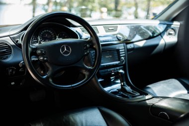 Riga, Letonya - 14.05.2023: siyah Mercedes Benz CLS 320 AMG. Sabit İç Görüntü