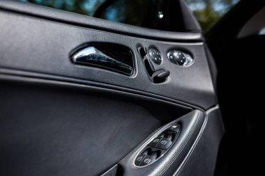 Riga, Letonya - 14.05.2023: siyah Mercedes Benz CLS 320 AMG. Sabit İç Görüntü