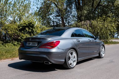 Riga, Letonya - 14 Mayıs 2023: lüks araba, gri Mercedes Benz CLA 180
