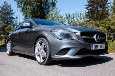 Riga, Letonya - 14 Mayıs 2023: lüks araba, gri Mercedes Benz CLA 180