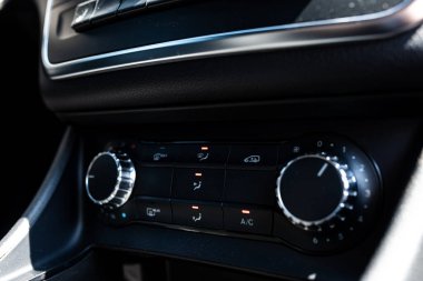 Riga, Letonya - 14 Mayıs 2023: lüks araba, gri Mercedes Benz CLA 180