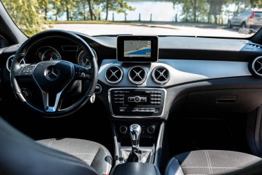 Riga, Letonya - 14 Mayıs 2023: lüks araba, gri Mercedes Benz CLA 180