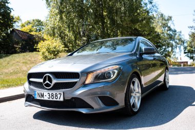 Riga, Letonya - 14 Mayıs 2023: lüks araba, gri Mercedes Benz CLA 180