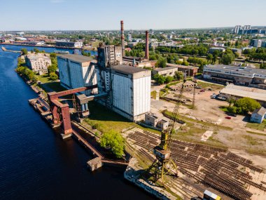 Riga limanı ve Adrejosta 'nın hava manzarası Letonya' daki liman tesislerinin modernliğini ve potansiyelini gösteriyor