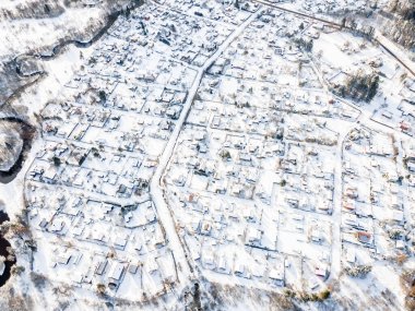 Yoğun kar yağışı sonrası banliyö manzarası. Yukarıdan drone fotoğrafı.