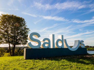 Letonya 'nın Saldus şehrinde İşaret Saldus. Billu Tepesi, kasabanın sınırındaki manzara manzarası.