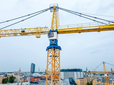 İnşaat alanında sarı kule vinci.