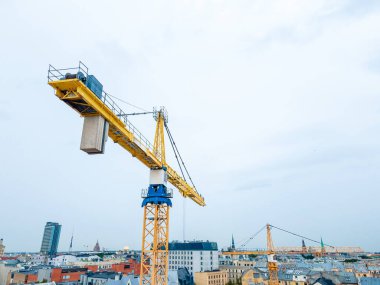 İnşaat alanında sarı kule vinci.