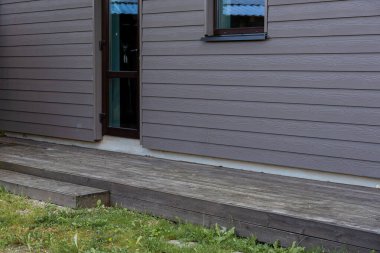 Eski ahşap döşeme ve modern bir evin yeni yüzü.