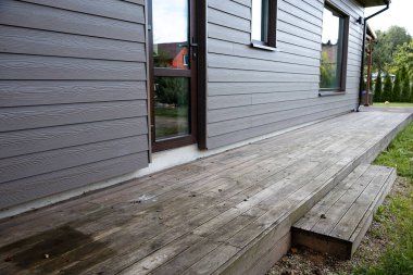 Eski ahşap döşeme ve modern bir evin yeni yüzü.