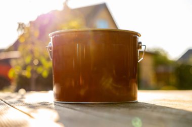 Ahşap tahtaları korumak için açık bir teneke veranda yağı.