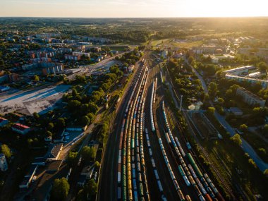 Sunset 'teki Resimli Şehir Manzarası' nın bitişiğindeki Hızlı Tren İstasyonu Hava Görüntüsü