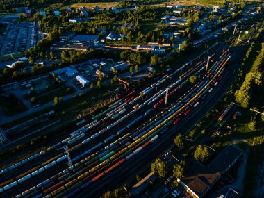 Şehir Altyapısı Arasında Sıralanmış Renkli Yük Trenlerinin Altın Saati Çekimi