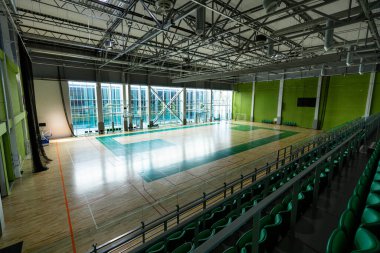Çoklu Spor Mahkemesi, Seyirci Koltuğu ve Geniş Pencereli Çağdaş Atletizm Kolaylığı