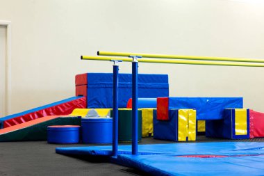 Çocuklar için Dinamik Spor Salonu: Etkin Oyun Zamanı için Renkli ve Güvenli Ekipman.