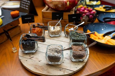 Taze meyve ve fındıklı Gurme Kahvaltı Büfesi Seçimi