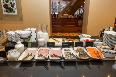 Peynirli ve Soğuk Etli Çeşitli Otel Kahvaltı Büfesi