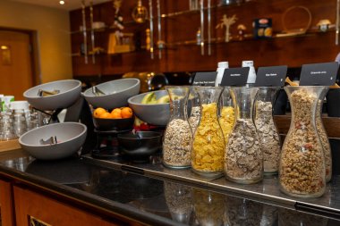 Otel Kahvaltı Büfesi Taze Meyveler ve Gevrek Seçimi