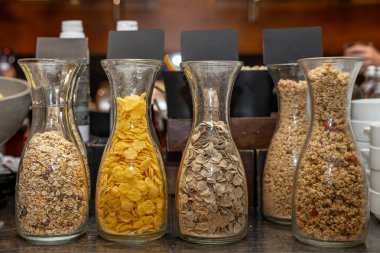 Lüks Kahvaltı Büfesi Cam Sürahilerde Gevrek Seçenekleri ile Yayılmış