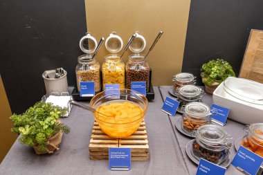 Otelde çeşitli mısır gevrekleri ve taze meyve konserveleri ile lüks kahvaltı büfesi.