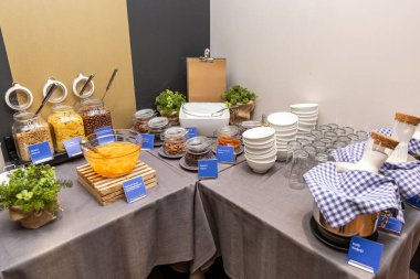 Otelde çeşitli mısır gevrekleri ve taze meyve konserveleri ile lüks kahvaltı büfesi.