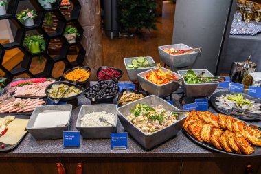 Otelde Taze Malzemeli Çeşitli Salata Bar Seçenekleri