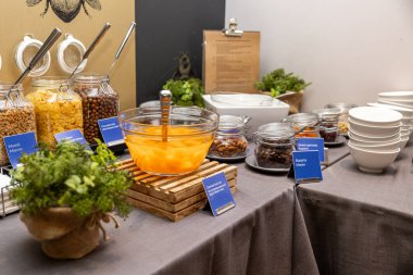 Otel 'de mısır gevreği dağıtıcıları ve meyve kaseleriyle taze kahvaltı büfesi.