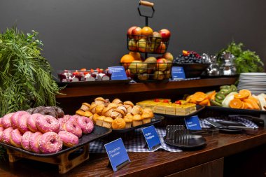Fresh Fruits, Pastalar ve Tatlılar ile Büfe Masası Otelde Şık Bir Sunumda