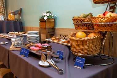 Otel Kahvaltı Büfesi, Taze Meyveler, Şekerler ve Sıcak Bir Ayarda Çeşitli Fırınlanmış Yiyecekler