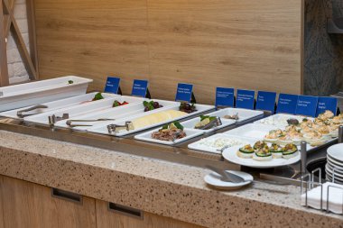 Otelde büfe kahvaltısı. Çeşitli hazır ürünlerin menüsünü seçin