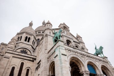 Montmartre Hill, Paris, Fransa 'daki Kutsal Kalp Bazilikası (Basilique du Sacre-Coeur). Paris 'in güzel mimarisi