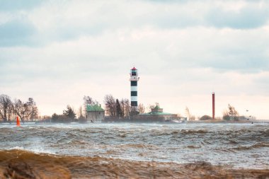 Riga, Letonya 'da fırtınalı bir havada Mangalsala rıhtımından Daugavgriva fenerine bakın.