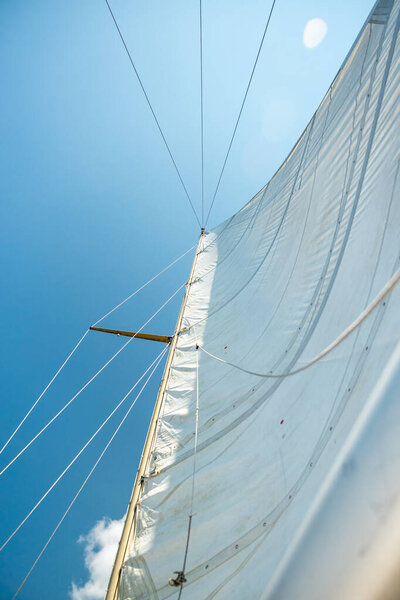 белый сапфир на фоне синего моря