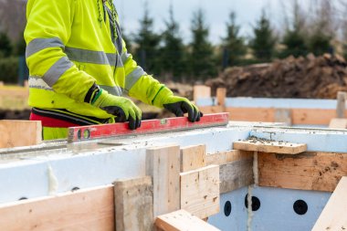 İnşaat İşçisi İnşaat Alanındaki İzole Beton Formlarda Seviye Kullanıyor