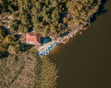 Dağ manzaralı sakin bir nehir küreği grubu. 