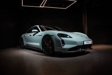 Berlin, Almanya, 1 Mayıs 2024: Lüks elektrikli Alman arabası Porsche Taycan otomobil galerisinde