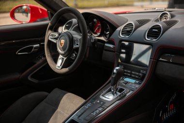 Berlin, Almanya, 1 Mayıs 2024: Lüks elektrikli Alman arabası Porsche Taycan otomobil galerisinde