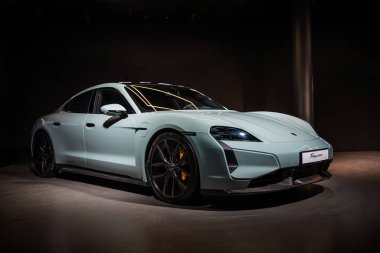 Berlin, Almanya, 1 Mayıs 2024: Lüks elektrikli Alman arabası Porsche Taycan otomobil galerisinde
