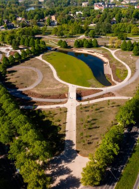 Riga, Letonya 'da göletli ve yaya yürüyüşlü yeni tasarlanmış Zafer Parkı.