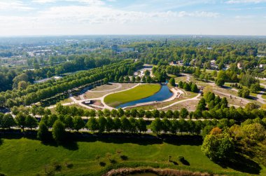 Riga, Letonya 'da göletli ve yaya yürüyüşlü yeni tasarlanmış Zafer Parkı.