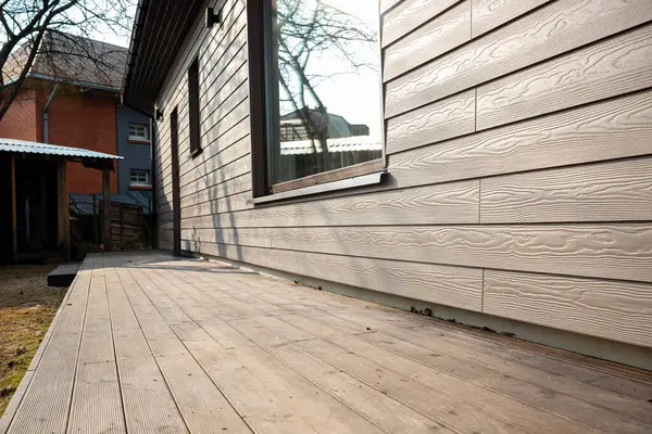 Geniş Ahşap Güverte Dokulu Kaplamalı Modern Ev 'e çıkıyor