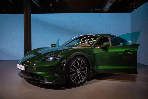Berlin, Almanya, 1 Mayıs 2024: Lüks elektrikli Alman arabası Porsche Taycan otomobil galerisinde