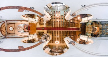 Merkezi bir koridor, ahşap sıralar, süslü bir sunak, büyük bir organ ve avizelerle karışık tavan tasarımları içeren bir katedral iç mekanı..