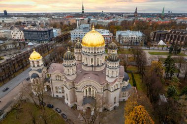 Riga, Letonya 'nın havadan görünüşü, İsa' nın Doğuşu Katedrali 'nin tarihi ve modern binalarla çevrili altın kubbelerini vurguluyor..