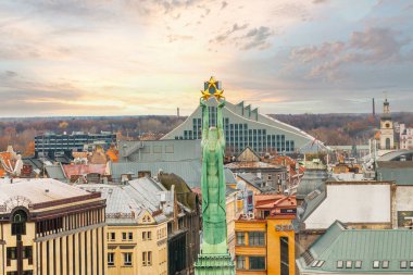 Riga, Letonya 'nın havadan görünüşü, Özgürlük Anıtı ve Ulusal Kütüphane' nin modern mimarisini renkli bir gökyüzü zeminine karşı vurguluyor.