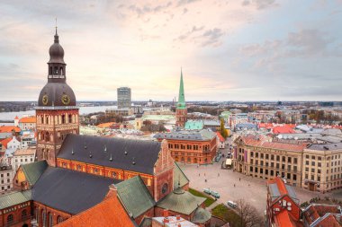 Riga, Letonya 'nın havadan görünüşü, Riga Katedrali' nin siyah kubbesi ve St. Peter Kilisesi 'nin tarihi mimarisinin ortasındaki yeşil kulesi.