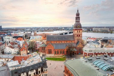 Riga, Letonya 'nın havadan görünüşü, Gotik Riga Katedrali, Eski Şehir' in renkli çatıları ve Daugava Nehri 'nin köprüleri..