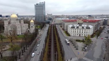 Riga, Letonya 'nın havadan perspektifi, İsa' nın Doğuşu Katedrali 'nin altın kubbeleri, ağaç kaplı bir cadde ve modern yüksek binalar..