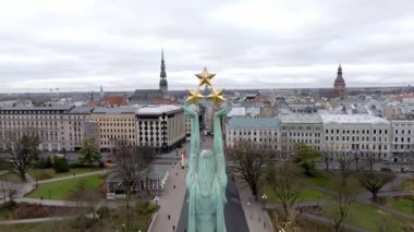 Riga, Letonya 'nın havadan görünüşü, tarihi ve modern mimarinin arasındaki Özgürlük Anıtı' nı vurguluyor. Aziz Peter Kilisesi kulesi bulutlu bir gökyüzünün altında görünür..